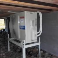 Ilmalämpöpumppu asennettuna Salossa. Ulkoyksikkö saatiin asennettua katseilta piiloon terassin alle.